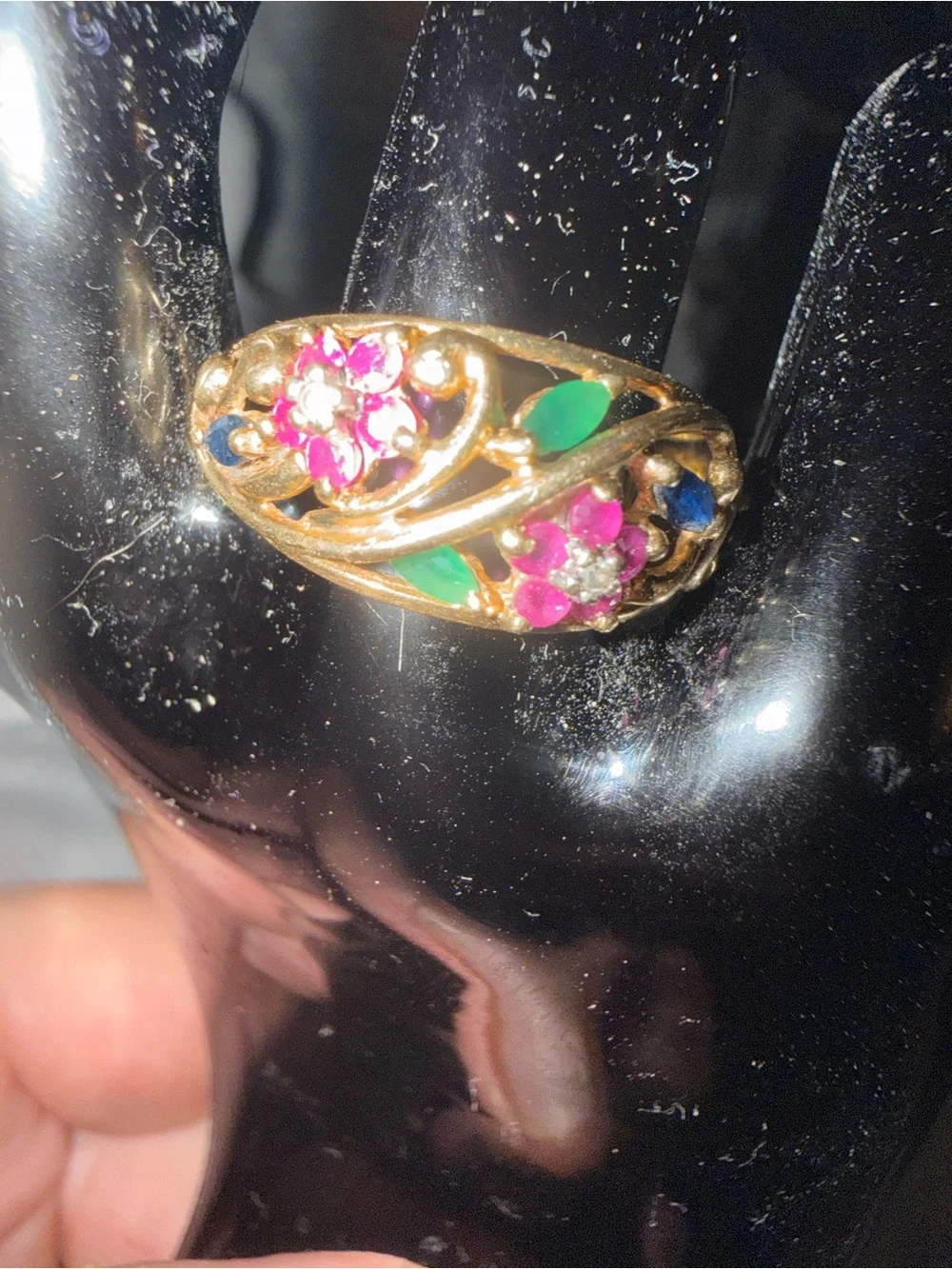 10 KT GOLD FLOWERS RUBIES EMERALD AND SAPPHIRE. SIZE 10